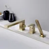 Set doccia per bagno Rubinetto per vasca Tuqiu Miscelatore per lavello per vasca diffuso Rubinetto per vasca da bagno in ottone spazzolato oro / nero con testa a mano