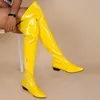 Stövlar Kvinnor över knä stövlar överdimensionerade godisfärgade patentläder pu lågklackat tå plysch foder glänsande färg långa stövlar aa230412