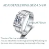 Clusterringen 1pc Heren 925 Sterling Zilver 1ct Moissanite Ring Live Mond Piramide Frosted Eenvoudige Dominante Diamant