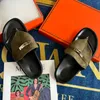 Novos chinelos de moda sapatos de designer de luxo sandálias de couro genuíno carta sapatos de praia ao ar livre anti deslizamento chinelos de mitra fundo plano sapatos femininos de borracha interior