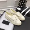 Designer Channel Buty Kobiety w 100% za krowi z najwyższej jakości mokasyny skórzany łańcuch damski Mocassin skórzana sukienka luksusowe muły metalowe guziki płaskie buty klasyczne buty