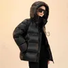 Piumino da donna 2023 Nuove donne Piumino Cappotto invernale Femminile Parka corto Sciolto spesso caldo Capispalla con cappuccio Tempo libero Cappotto versatile J231113