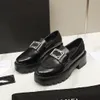 Designer kanalskor kvinnor 100% cowhide toppkvalitet loafers läder kvinnor kedja mocassin läder klänning skor lyxiga mulor metallknapp plattskor klassiska skor