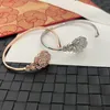 Luxe Designer Bangle Armband voor Vrouwen Manchet Camellia Rose Verguld Mode Verstelbaar Ontwerp Populaire Reliëf Stempel Merk Letters Accessoire Eenvoudige Stijl