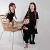 Trajes a juego para la familia Familia todas las estaciones algodón acanalado ropa a juego para la familia bebé mameluco top niñas vestido niño camiseta adolescente top niñas vestido con capucha 230412