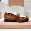 Роскошные туфли Miu Loafers Casual обувь балетная обувь дизайнерская вечеринка патентная кожаная полуфлат-ягня