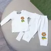 Lüks Yenidoğan Onesies Bodysuit Uzun kollu ve pantolonlar Set Saf Pamuk Tulum Yeni doğmuş bebek bahar romper baskı çocuk kıyafetleri CSD2311132