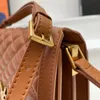 Bolsa tiracolo média Lady Solferino de 22 cm Bolsa flexível em pele de cordeiro acolchoada com ferragens de metal em tom de bronze claro Um bolso plano nas costas Bolsas femininas de grife