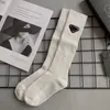 Designer-Socken, Designer-Damensocken, P-Home-Dreiecksabzeichen, schwarz-weiße hohe Socken, Wadensocken, modische Kniestrümpfe. Top-Qualität