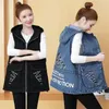 Gilet da donna Primavera Autunno Moda coreana Tasca Gilet di jeans Donna Gilet allentato con cappuccio di media lunghezza Lettera Ricamo Giacca di jeans femminile