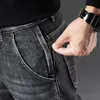 Мужские джинсы зима теплые мужчины флисовые модные серые джинсы 2022 Новые анти-кратанные дизайны молнии растягиваются регулярно подготовить джинсовые брюки мужской брюки бренды W0413