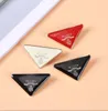 Marque p-métal Triangle lettre broche femmes hommes lettres broches costume épinglette bijoux de mode