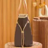 10A L Bag designerbag womenbag Realizzata in tela, tessuto foderato e pelle bovina rifinita, la borsa staccabile può essere utilizzata come pochette o tascaLV059