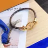 Ny stil armband guld armband för kvinnor designer brev smycken faux läder 18k guld pläterad rostfritt stål armband kvinnliga bröllopspresent tillbehör y23006