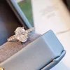 Yu Ying anpassade 18K vitguld D Färg Oval Cut Moissanite Women Jewelry Wedding Set Rings Förlovningsring