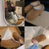 Femmes Designer Pantoufle Hiver En Peau De Mouton Laine Bottes De Neige Intégrées Pantoufles À Semelle Épaisse Chaussures Plates Australiennes Casual Femme Pantoufles En Cuir