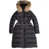 Designer Womens Down et Parka mi-longueur à capuche grand col en fourrure de renard taille cintrée coupe slim style de mode badge brodé épaissi hiver chaud haut