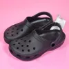 Livraison gratuite Deisger Mens Women Salehe Bembury Croc Charms Slides Sandals Designer célèbres Slippers Buckle Black Hospital Luxurys Crocc Platform Sliders Chaussures