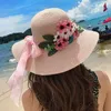 Geniş Memlu Şapkalar Hasır Şapka Çiçekler Şeridi Bowknot Kadın Güneş Gölgesi Korece Versiyon Moda Plajı Lady Güneş Koruyucu Ebeveyn-Çocuk Vizör Kapağı H137