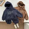 Kläder sätter hösten vinter barn tracksuit pojke baby fleece tjocka hoodies set flicka barn plus sammet varma toppar byxor 2psc tröja kostym kostym