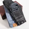Мужские джинсы зима теплые мужчины флисовые модные серые джинсы 2022 Новые анти-кратанные дизайны молнии растягиваются регулярно подготовить джинсовые брюки мужской брюки бренды W0413