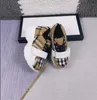 어린이 디자이너 아기 신발 소년 소녀를위한 고품질 패션 스트라이프 자수 패턴 편안한 어린이 정품 가죽 캐주얼 스니커즈