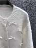 Maglieria da donna Cardigan lavorato a maglia di alta qualità 2023 Autunno Inverno Maglieria da donna Elegante fiocco Deco manica lunga Casual maglione bianco