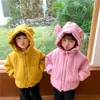 Płaszcz w dół 2023 Zimowe ubrania Dzieci S Bawełniane ubrania Koreańscy chłopcy i dziewczęta gruba wiatrowa kurtka z kapturem ciepła kreskówka 231113