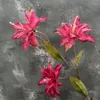装飾的な花3ヘッドウェディングウォークウェイデコレーション用マルチカラー人工ユリ長い枝を持つ偽の花束