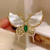 Broches com design de nicho original: super lindo francês retrô de alta qualidade concha natural esmeralda esvoaçante borboleta broche elegante