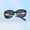 La famille des lunettes de soleil trouve 2021 femmes Polaris Cat Eye Eye surdimensionné Eyeglasss UV400 Fashion Pearl C and Letters8511573