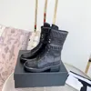 2023 Designer Luxe Pure Couleur Martin Bottines Femmes Véritable Cuir Véritable Motif imprimé Fête en plein air Respirant Knight Boot Lady Sexy Mode Chaussures à talon moyen Taille