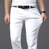 Jeans pour hommes Brother Wang Hommes Blanc Jeans Mode Casual Style Classique Slim Fit Pantalon Doux Homme Marque Advanced Stretch Pantalon W0413