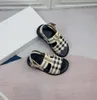 Burberrlies Luxury Designer Kids Sandal Multicolored Plaid Pattern Baby läderskor Storlekar 26-35 Flicka Summer Slippare inklusive varumärkesskoslopp