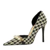 Sapatos de vestido Luxo Alto Salto Checkered Houndstooth Pérola Corrente de Metal Salto Fino 10.5cm Super Salto Alto Mulheres Sapatos Únicos Sapatos de Festa43 231113