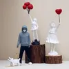 الكائنات الزخرفية التماثيل Banksy Sculpture Collection Flower Tharwer Tharwer Art Art Modern Balloon Girl Assoristory Scaleors Street 231113