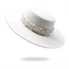 Chapéus de aba larga Chapéus de balde Spring Autumn Cap Hats Cap Bowler redonda Fedoras Wide Brim Pearl Com Chain Chapel Beach Wedding Picture Elegant 230413