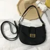 Axelväskor Autumn Winter Vintage Bag Fashion Black All-Matching Design Sense Handbag Nylon Fabric Women's Texture Crossbody Pack