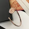 Bangle Luxury Designer Bangle Armband For Women Cuff Camellia Rose Gold Plated Fashion Justerbar Design Populärt präglat Stamp Brand Le