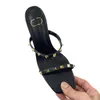 Новые модные сандалии топ-дизайнерские туфли на высоких каблуках кожаная алфавитная пляжная обувь открытая заклепка