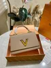 Lyxdesigner i äkta läder handväska för kvinnor Handväska V-lås Flikväska Justerbart bälte Axelväskor Twist One Handle Crossbody-väskor