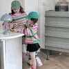 Tenues assorties pour la famille Automne Hiver Arc-en-ciel Famille Pulls de Noël Mère et fille Sweats à capuche Vêtements Stripe Chemise à bascule pour enfants Vêtements 231113