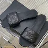 Slyckor för kvinnors låga klackar Sandaler Designer Slingbacks Slip On Slides Quilted Texture Hardware Matelasse Mules Flip Flops Beach Shoes Ladies Outdoor Casual Shoe Shoe