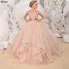 Robes de fille de fleur rose poussiéreux Fluffy Tulle Princesse Dentelle Appliqued Jewel Neck Fête de mariage Petite fille Robe pour tout-petits Cap Manches Robe de première communion CL2158