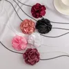 Choker biały/czarny/różowy/czerwony duży materiał kwiatowy dla kobiet 2023 Elegancki długi łańcuch liny na szyi Akcesoria biżuterii Pani