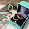Designers de moda Ring Diamond Classic Classic Hollow Out Rings Presente Essential para homens Mulheres ouro e prata 2 cores