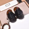 2023 Moda masculina deslize em designer vestido tênis masculino Oxfords Fashion Business New Classic Genuine Leather Suits Sapatos Tamanho 38-44