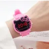 Prix usine mignon Kitty enfants LED montres numériques bracelet en Gel de silice sport montre intelligente pour les filles cadeau d'anniversaire Relogio