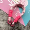 Schlüsselanhänger Schlüsselanhänger Baumwollfaden Lanyard Farbe Schlüsselanhänger Metall Schlüsselanhänger Autozubehör Exquisite hängende Ornamente Tasche Dekoration Geschenk