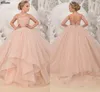 Robes de fille de fleur rose poussiéreux Fluffy Tulle Princesse Dentelle Appliqued Jewel Neck Fête de mariage Petite fille Robe pour tout-petits Cap Manches Robe de première communion CL2158